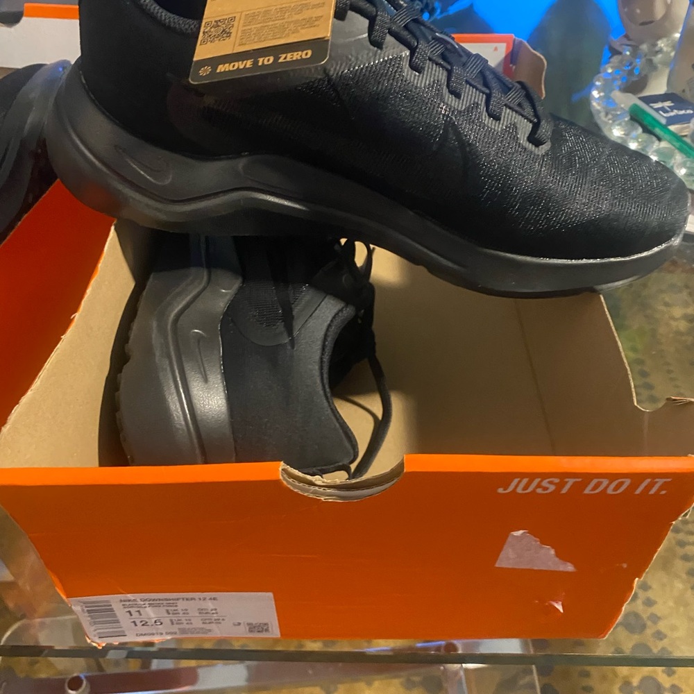 NIKE DOWNSHIFTER 12 4E
BLACK/DK SMOKE GREY NOIR/GRIS
MENS - NWT BOX NO LID